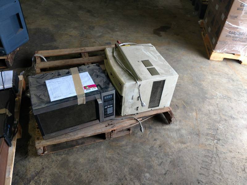 lot 3596 image: Daewoo Microwave And Frigidaire Air Conditioner