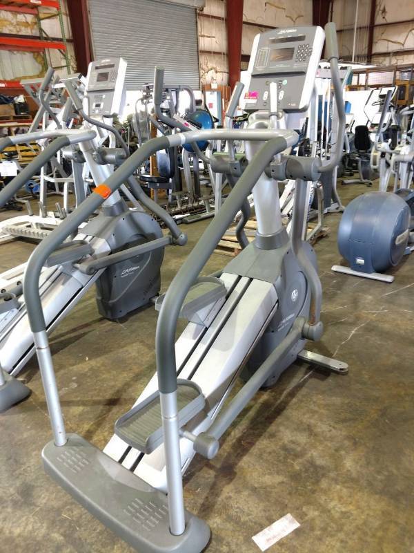 lot 3607 image: Life Fitness Summit Trainer