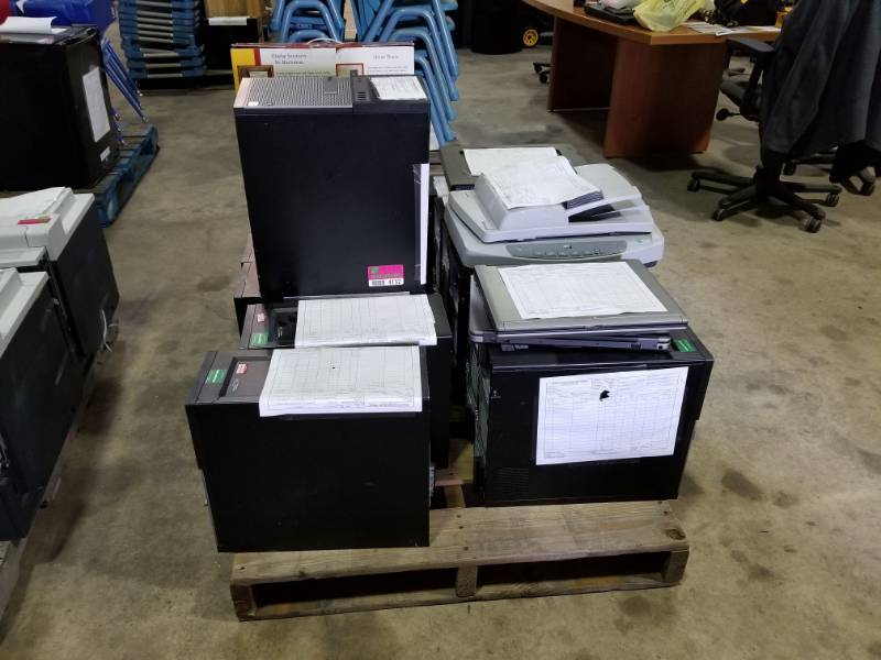 lot 4152 image: Pallet of Computer Monitors, 2 Laptops, 2 Digital Picture Frames, HP Scanjet 5590