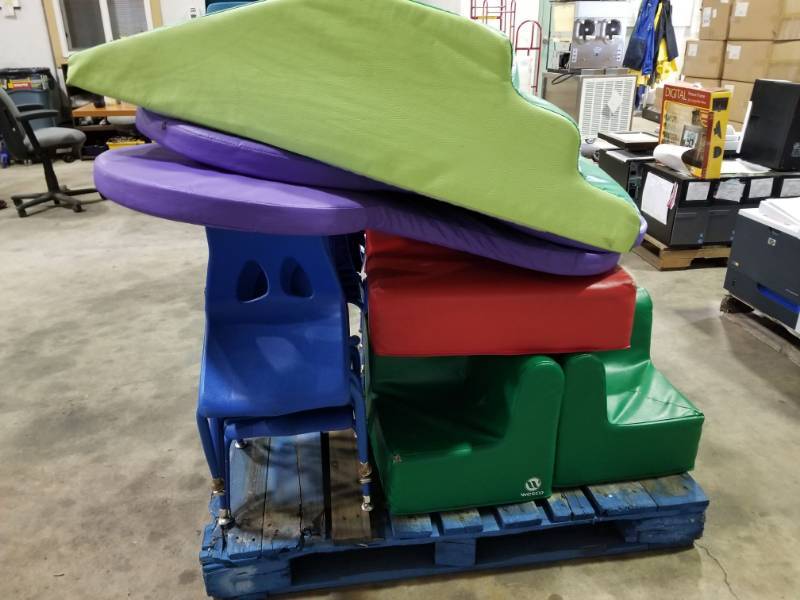 lot 4159 image: Assorted Cushion Chairs, 7 Plastic Chairs