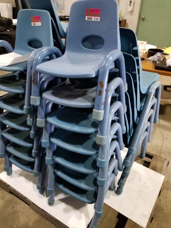 lot 4160 image: Plastic Kids Chair (7)