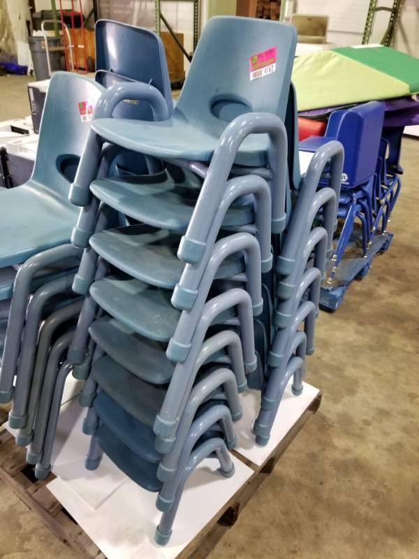 lot 4162 image: (8) Plastic Toddler Chairs