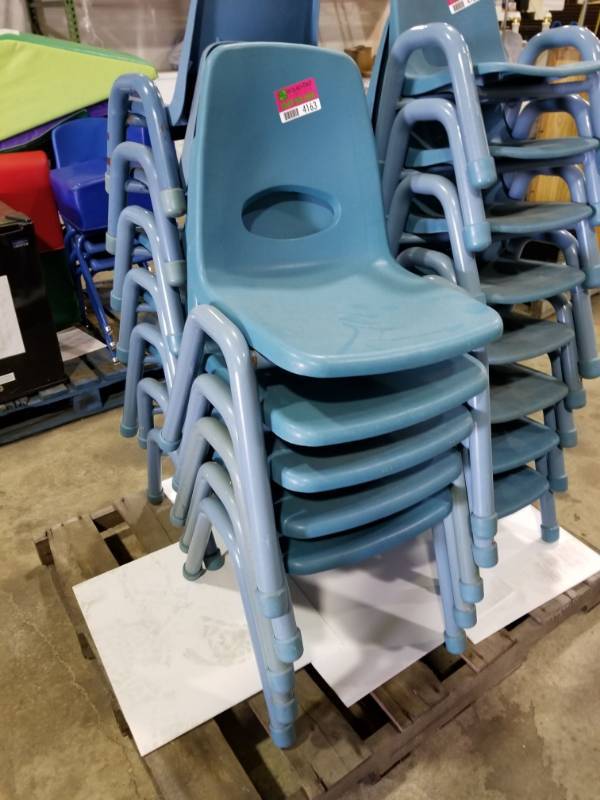 lot 4163 image: 5 Plastic Adult Chairs