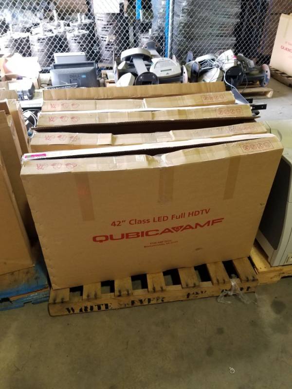lot 4195 image: (4) 42in Class LED Qubica AMF Monitors
