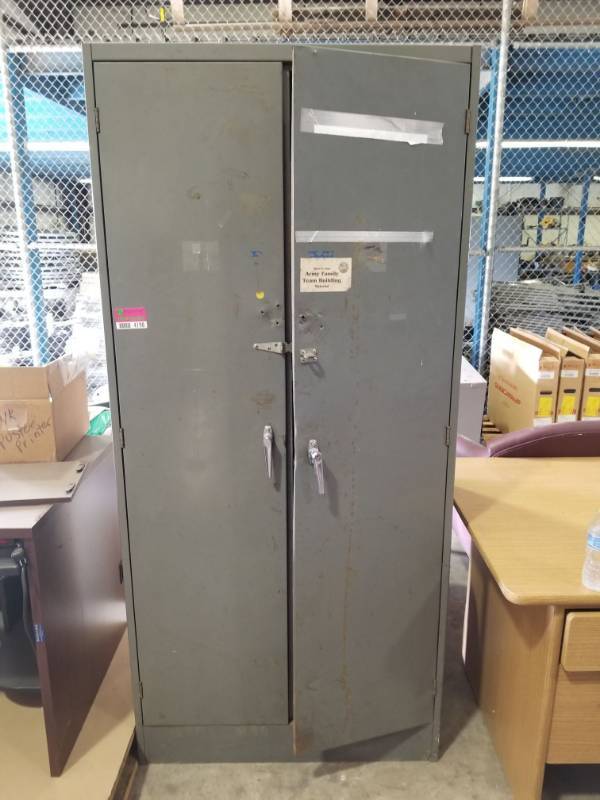 lot 4198 image: Gray Metal Cabinet