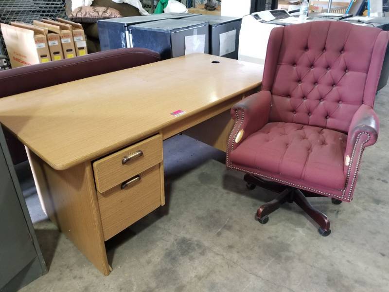 lot 4202 image: Office Desk With Burgandy Chair