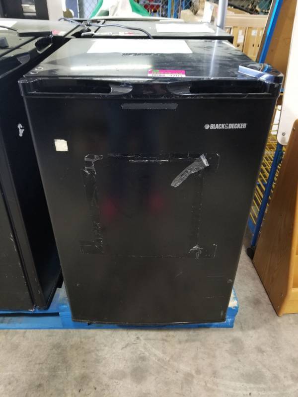 lot 4207 image: Black & Decker Mini Fridge BCE46B