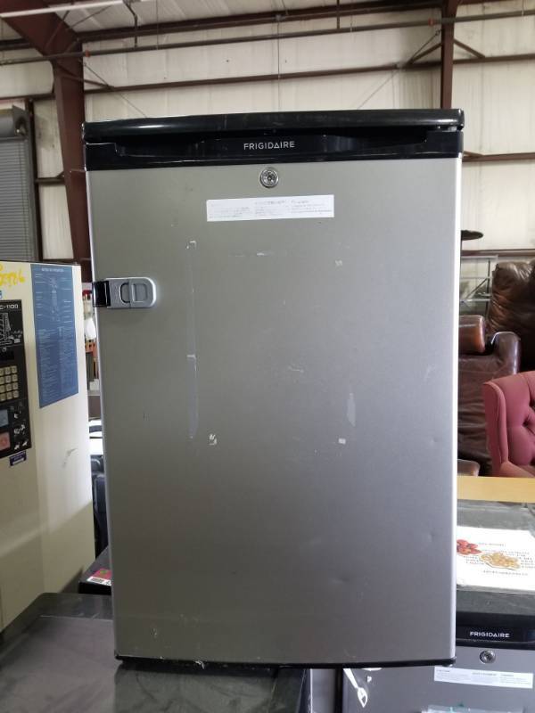lot 4212 image: Frigidaire Mini Fridge LFPH44M4LM