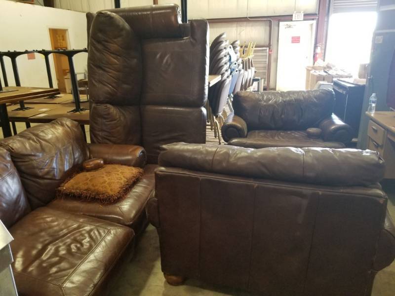 lot 4280 image: 4 Piece Leather Furniture Set