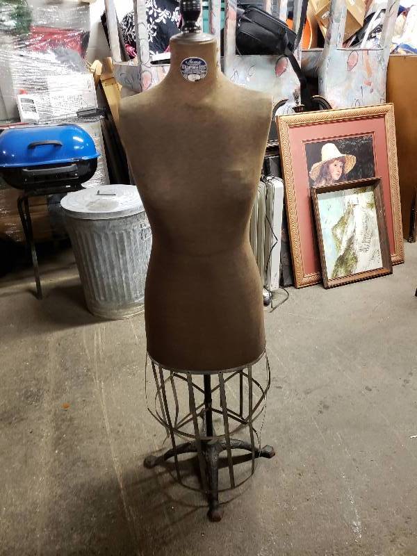 lot 10322 image: Vintage Acme Mannequin