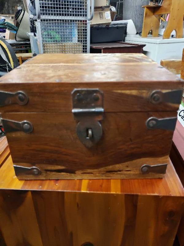 lot 10332 image: Cool Vintage Wooden Box