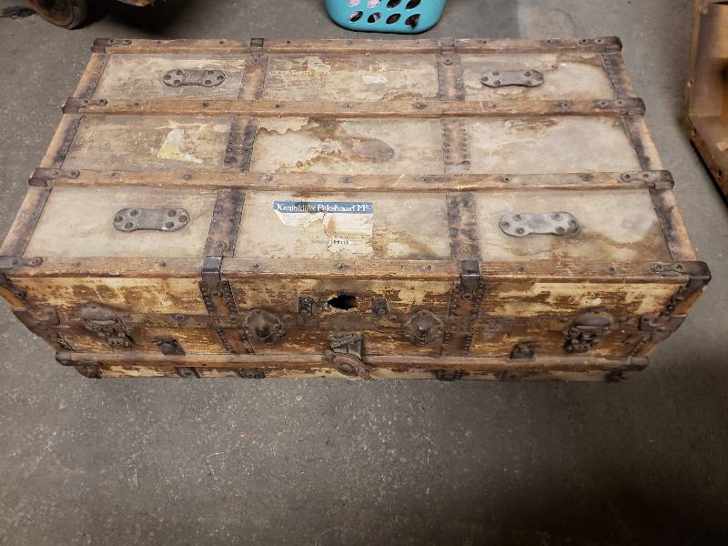 lot 10337 image: Smaller Vintage Trunk