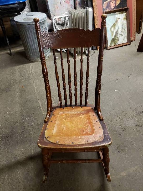 lot 10338 image: Nice Vintage Rocking Chair