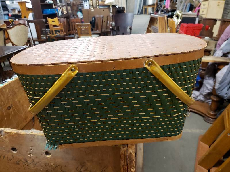 lot 10340 image: Vintage Picnic Basket