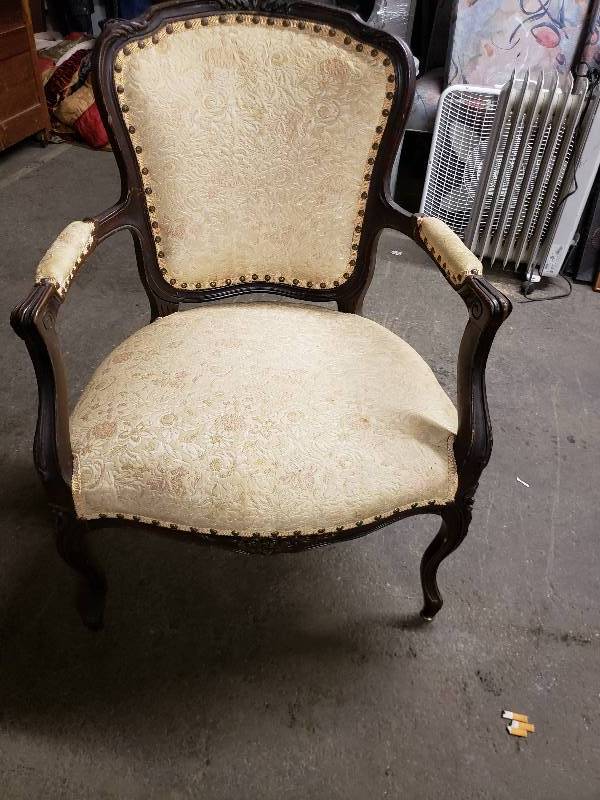 lot 10345 image: Nice Vintage Padded Arm Sitting Chair