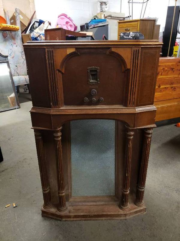 lot 10358 image: Vintage Philco Freestanding Radio