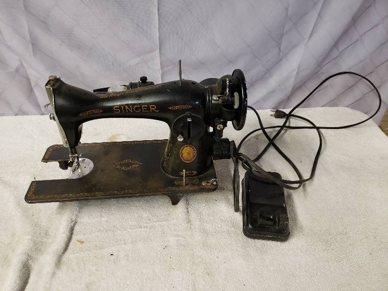 lot 10366 image: Antique Singer Sewing Machine