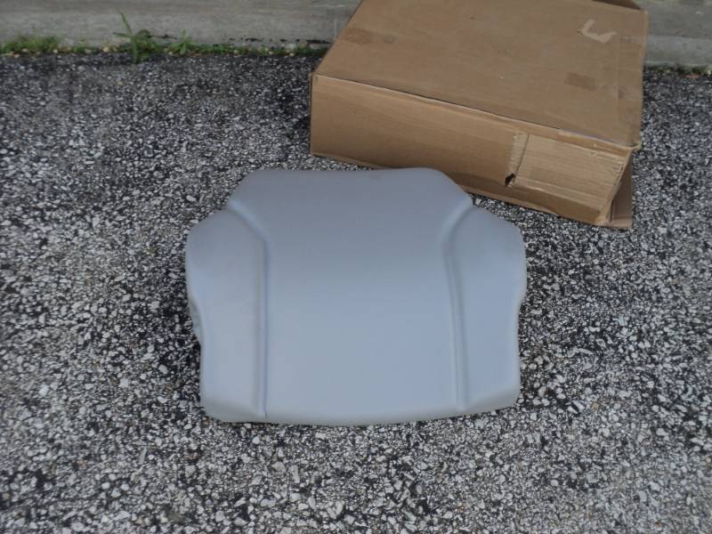 lot 7746 image: Tractor Seat, gray, unmarked, no part number, approx. 19 x 18-12 x 4-34 th