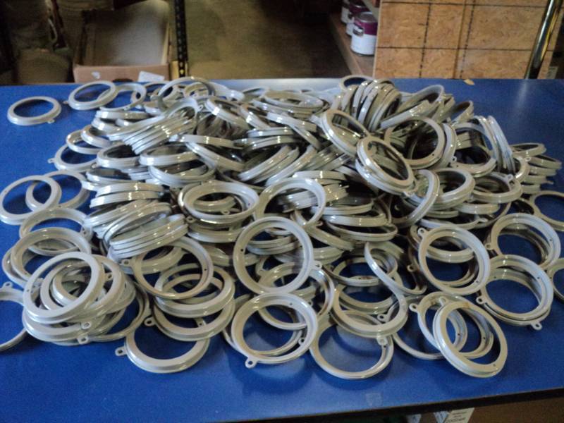 lot 6950 image: (225) ct lot plastic rings, 4 ID (4-38 OD)