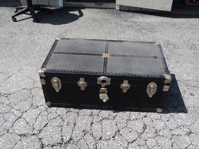 lot 7028 image: Black Trunk w insert, 20 x 36 x 13-12, used, no key handles are very loose