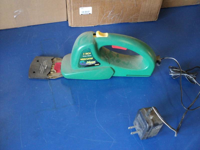 lot 7034 image: Weed Eater Max 3 Grass Shear, WGS36, 3.6 VDC, used, untested-- may need a new charger