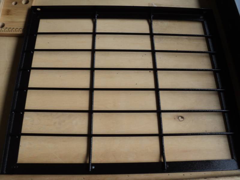 lot 7761 image: Metal cover grate, 21 x 18