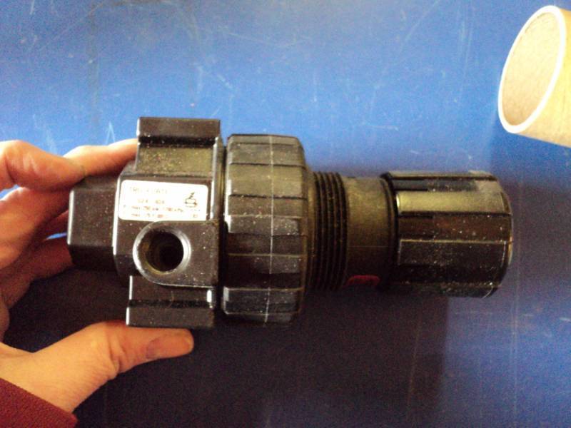 lot 6659 image: Mixed lot Tru-Flate S24-404, 14 regulator and Tru-Flate gauge