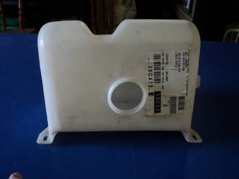 lot 7818 image: General Motors 22155061 ASM 22155070 Reservoir Bottle