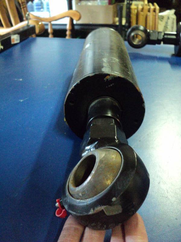 lot 7823 image: Hydraulic Cylinder 4 diameter x 23