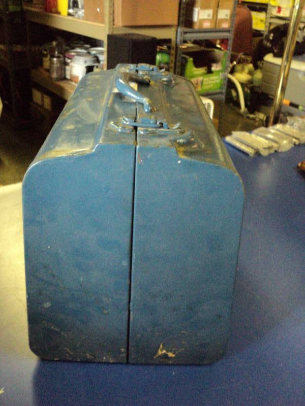 lot 7825 image: Metal Tool Box, 17 x 10-12 x 13, blue