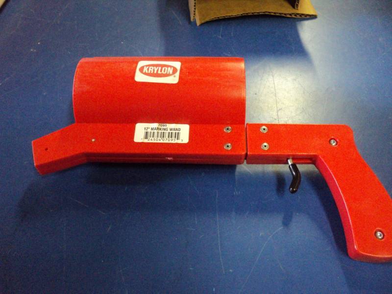 lot 7835 image: (1) plastic Krylon brand 12 Marking wand for use with marking spray paint
