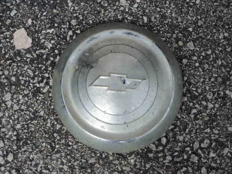lot 7844 image: (1) Chevy hub cap center approx 9-12 diameter