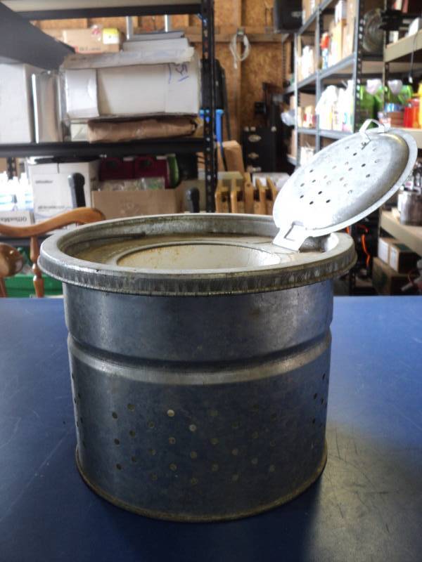 lot 7887 image: Floating Galvanized Minnow Pail, 9-12 diameter x 7 tall