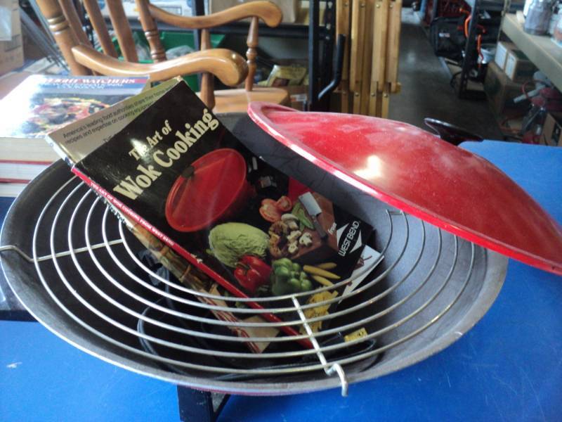 lot 7909 image: West Bend Electric Wok w Cookbooks, powers on