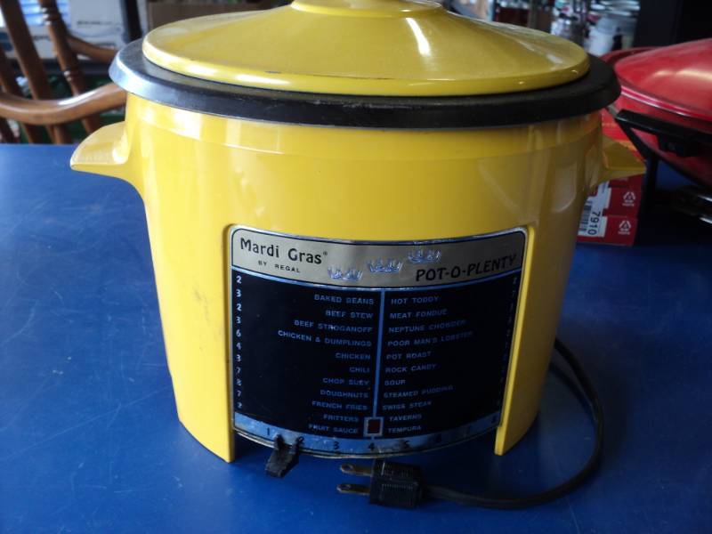 lot 7911 image: Regal Mardi Gras Pot-O-Plenty Slow Cooker, powers on