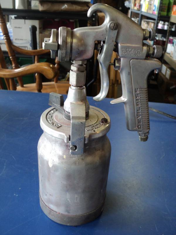 lot 7923 image: DeVilbiss Paint Spray Gun w pot, used
