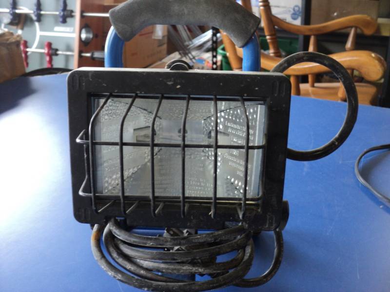lot 7925 image: Halogen Work Light, powers on