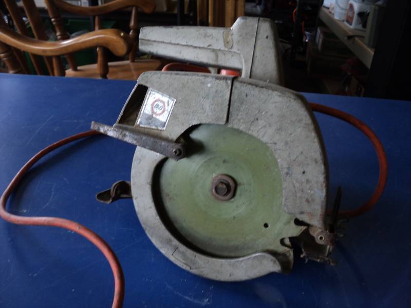 lot 7927 image: Black & Decker 7-14 Circular Saw  V.120  used, powers on