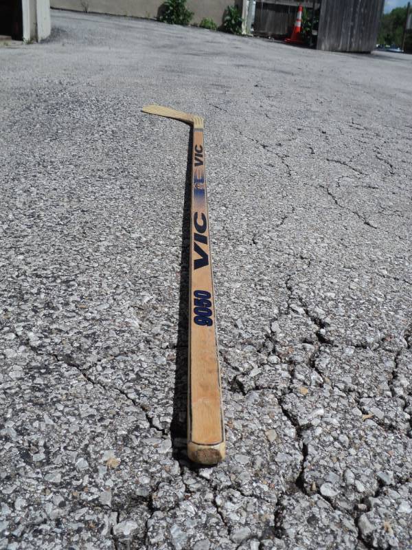 lot 7967 image: Vic 9050 PPS graphite reinforced wooden hockey stick, approx 2 x 1 x 64 Chyzowski