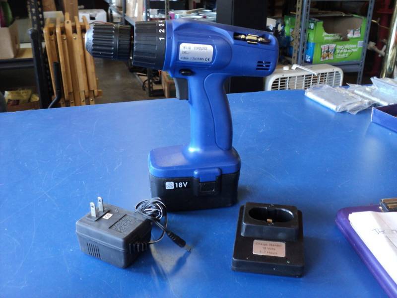 lot 7971 image: 18 volt cordless drill w charger, powers on