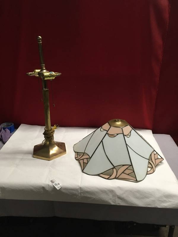 lot 3640 image: Lamp w Stained Glass Shade - See Pictures