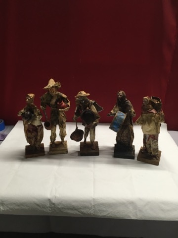 lot 3670 image: Lot of Paper Figurines