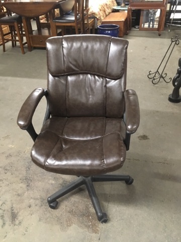 lot 3680 image: Rolling Leather Like Office Chair Brown