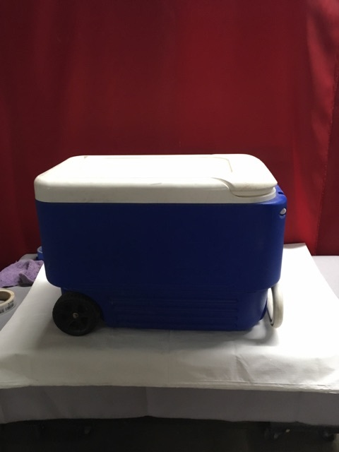 lot 3705 image: Rolling Pull Behind Ice Chest  Cooler