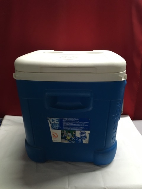 lot 3706 image: Igloo Ice Cube Cooler  Ice Chest