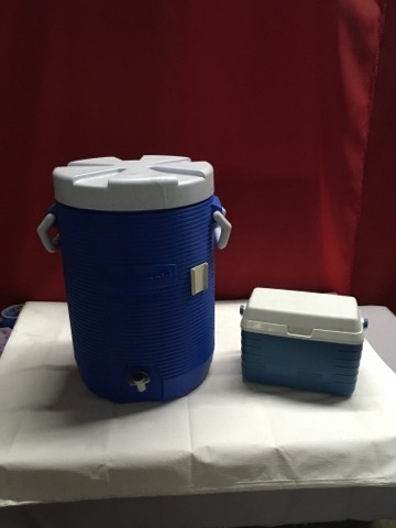 lot 3707 image: Rubbermaid Drink Dispensing Cooler and Lunch Size Cooler Blue  White