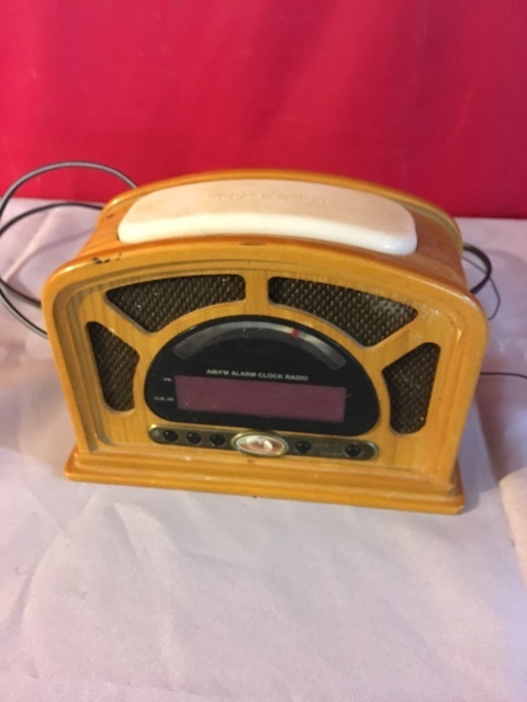 lot 3750 image: Vintage Look Radio