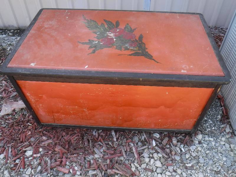 lot 4225 image: Decorated top wood toy box or linen storage box
