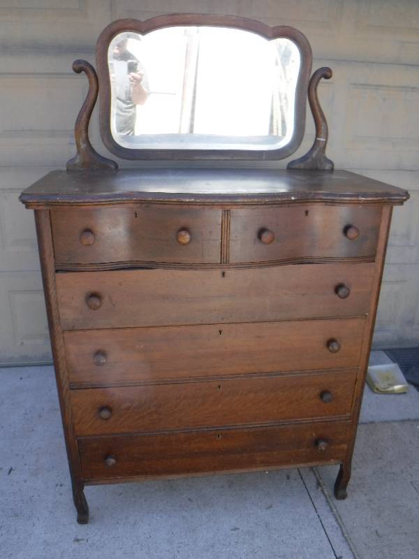 lot 4226 image: Wood tall wave drawers dresser with mirror