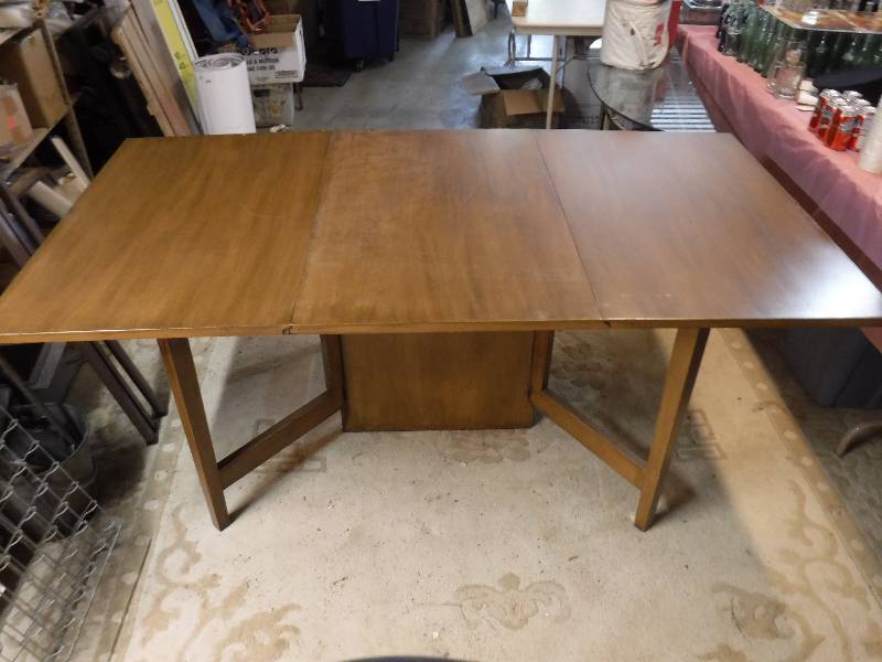 lot 4308 image: Antique Gate Leg Drop Leaf Table